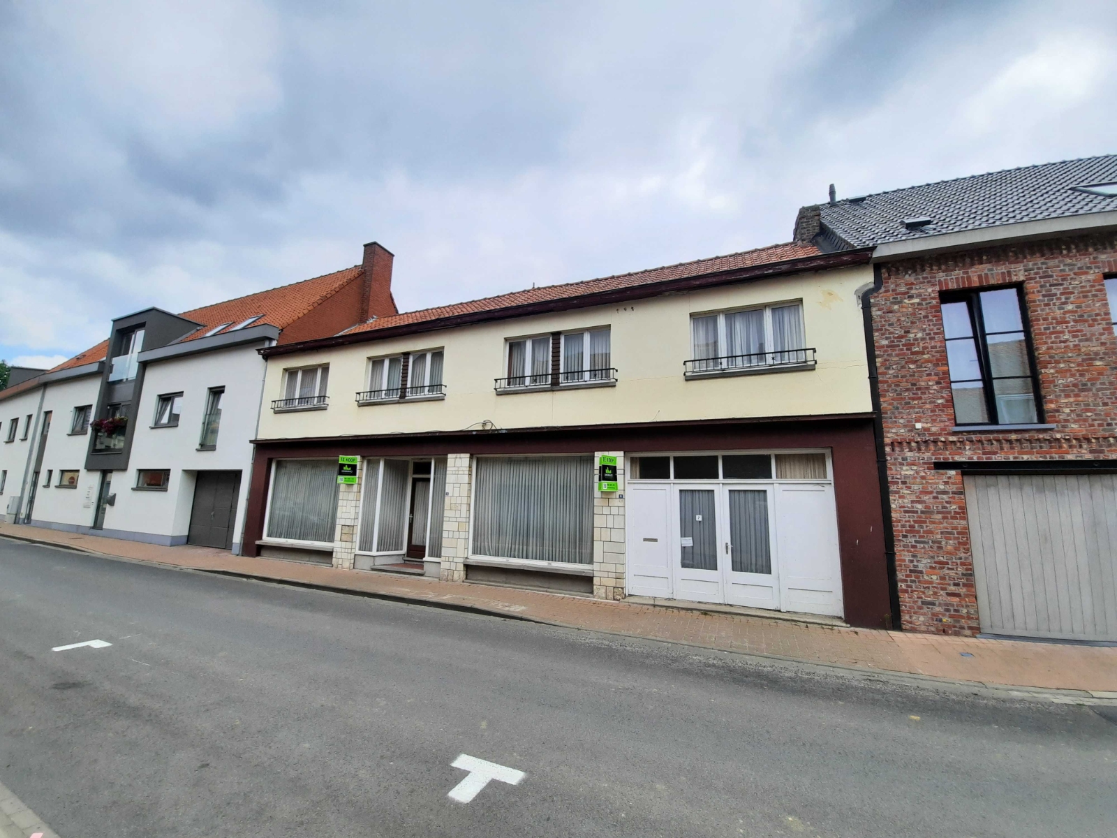 Centraal gelegen, te renoveren woning met mogelijkheid tot tweewoonst