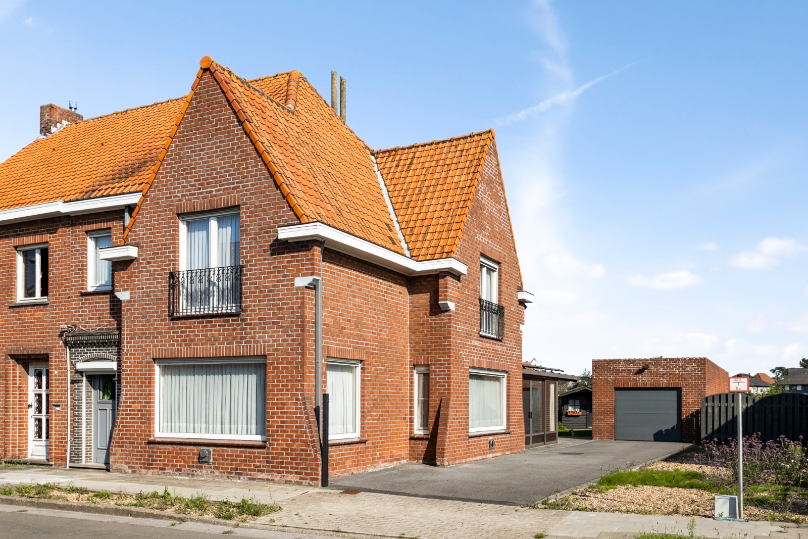 Charmante, halfopen bebouwing met tuin en garage