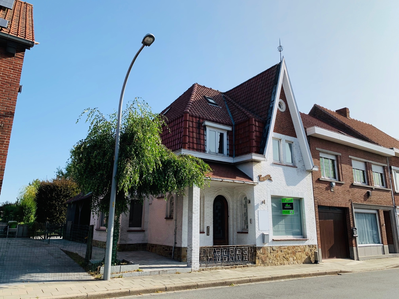 Charme halfopen bebouwing op 792 m² en garageuitweg achteraan!