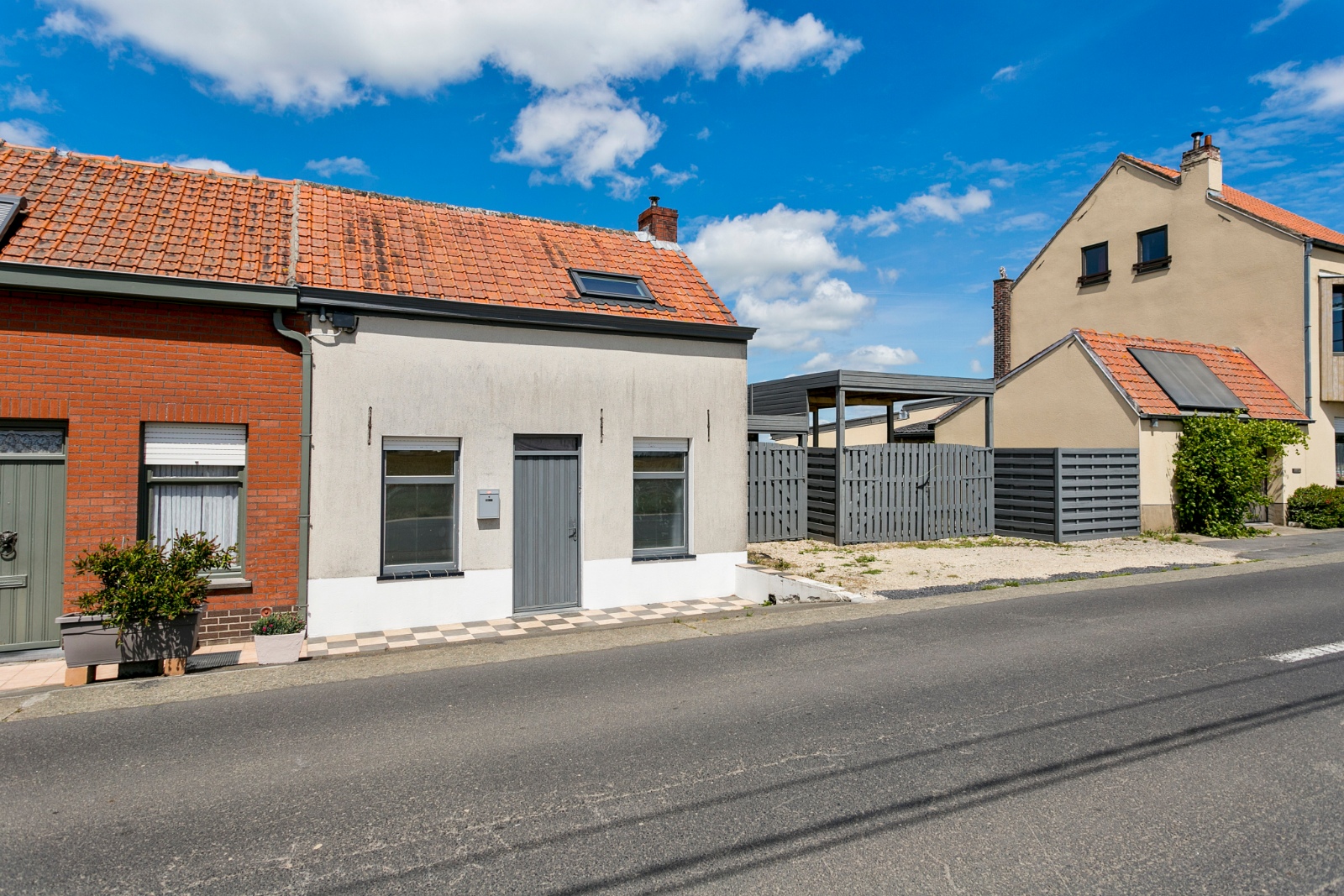 Landelijk gelegen, halfopen woning met terras en carport