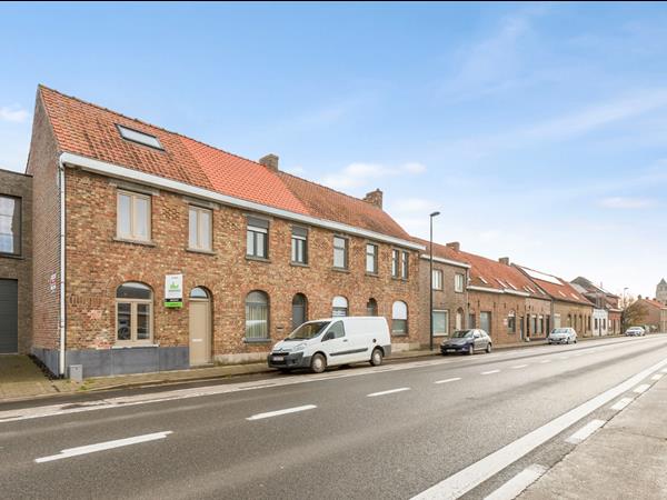 Gerenoveerde woning  met ruime garage, gelegen in de dorpskern van Woumen