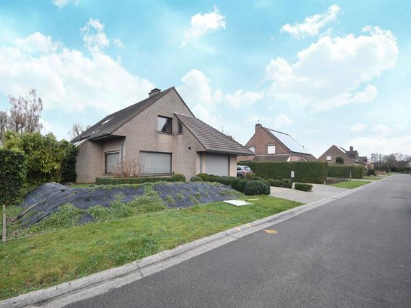 Rustig gelegen villa met garage en tuin, nabij centrum Roeselare