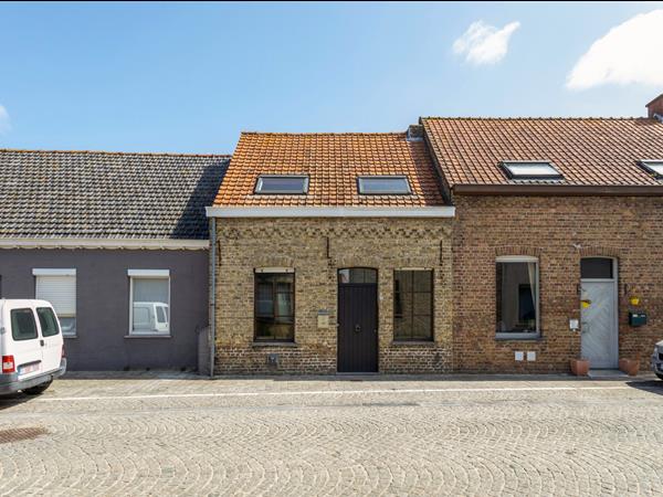 Te renoveren woning met 3 slpk en tuin, gelegen te Nieuwkapelle