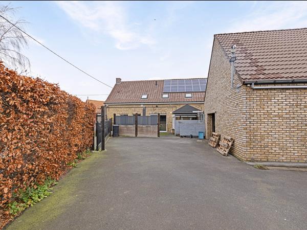Zeer ruime en veelzijdige woning met 6 slpk, garage en werkplaats