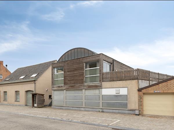 Handels- of opslagruimte met appartement