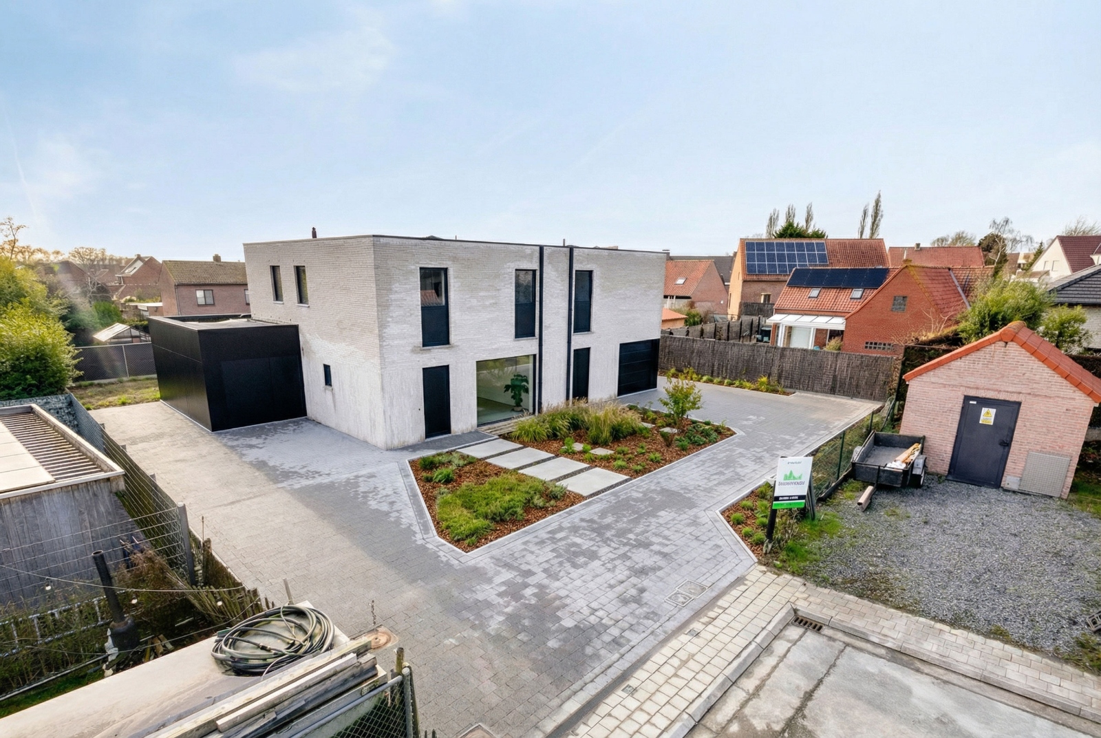 Kleinschalig nieuwbouwproject bestaande uit 2 tijdloze en kwalitatieve halfopen woningen