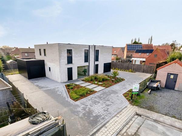 Kleinschalig nieuwbouwproject bestaande uit 2 tijdloze en kwalitatieve halfopen woningen