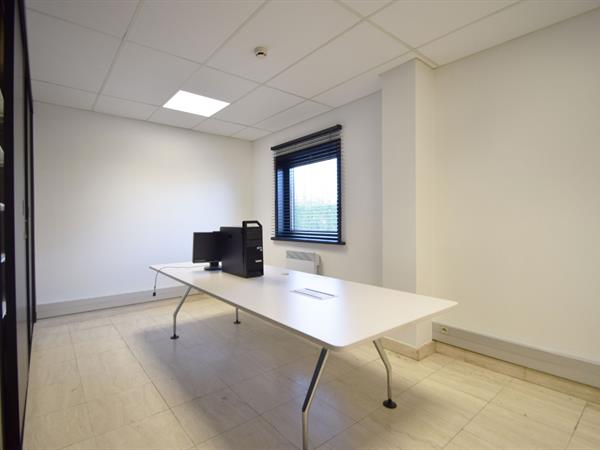 Kantoorgebouw te huur in Boeschepe (Frankrijk) – Uitstekende ligging vlak bij de Belgische grens