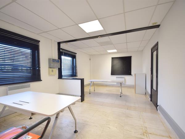 Kantoorgebouw te huur in Boeschepe (Frankrijk) – Uitstekende ligging vlak bij de Belgische grens