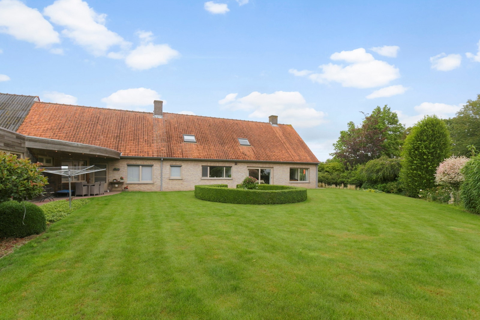 Bedrijfsgebouwen + woonst in uitstekende staat