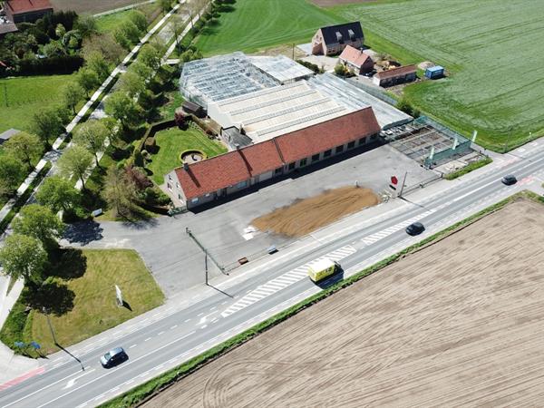 Bedrijfsgebouwen + woonst in uitstekende staat