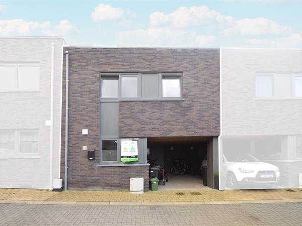 Recente woning met 3 slaapkamers, tuin en carport