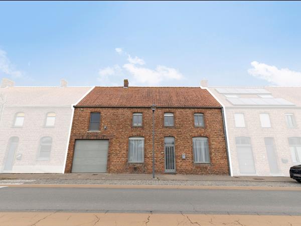 Omvangrijke woning met 5 slpk, tuin en dubbele garage