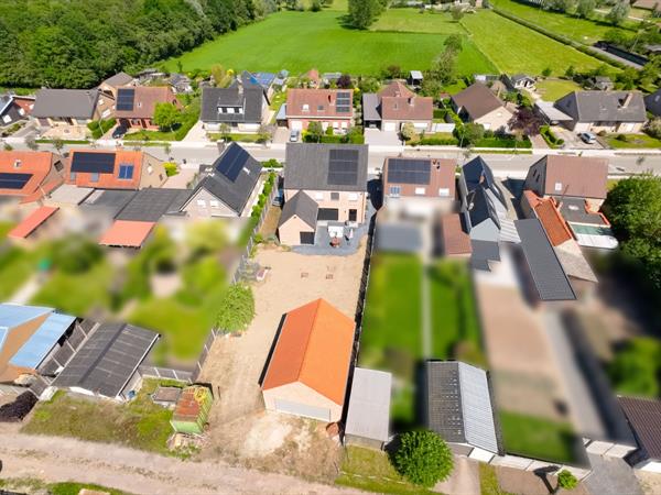 Recente villa in landelijke, moderne stijl met dubbele garage gelegen te Keiem