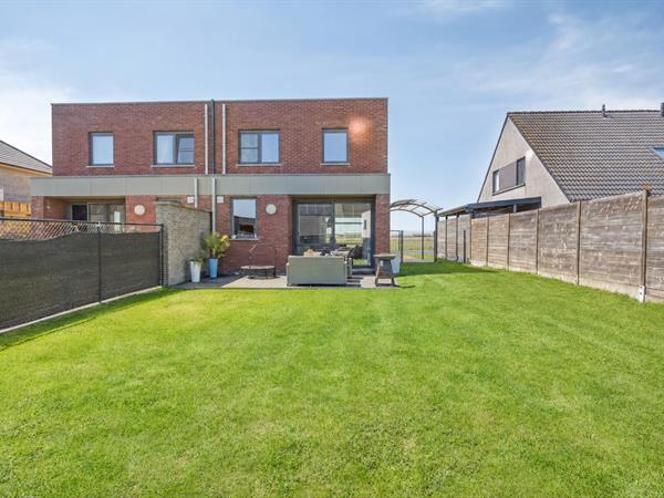 Instapklare en energiezuinige HOB met 3 slpk, zonnige tuin en carport
