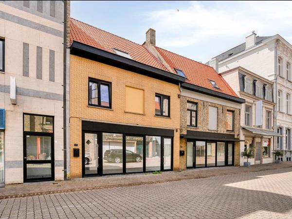 Volledig gerenoveerde gezinswoning met kantoor- of handelsruimte in het hart van Veurne