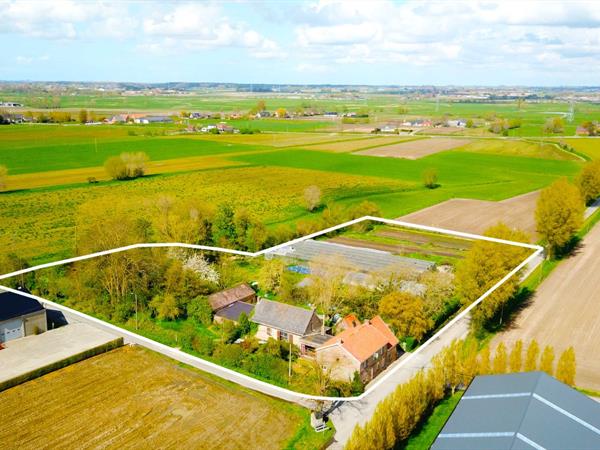 Karaktervolle hoeve met landerijen en vijver