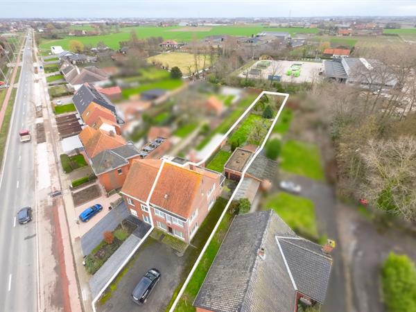 Ruime halfopen bebouwing met garage op groot en zongericht perceel