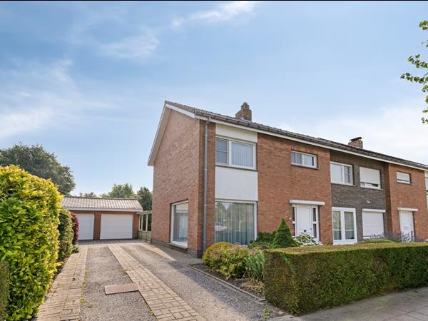 Instapklare halfopen gezinswoning met 5 slaapkamers, dubbele garage en verzorgde tuin