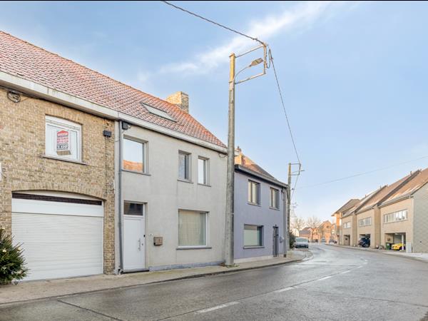 Gerenoveerde rijwoning met 3 slaapkamers in het hartje van Vladslo