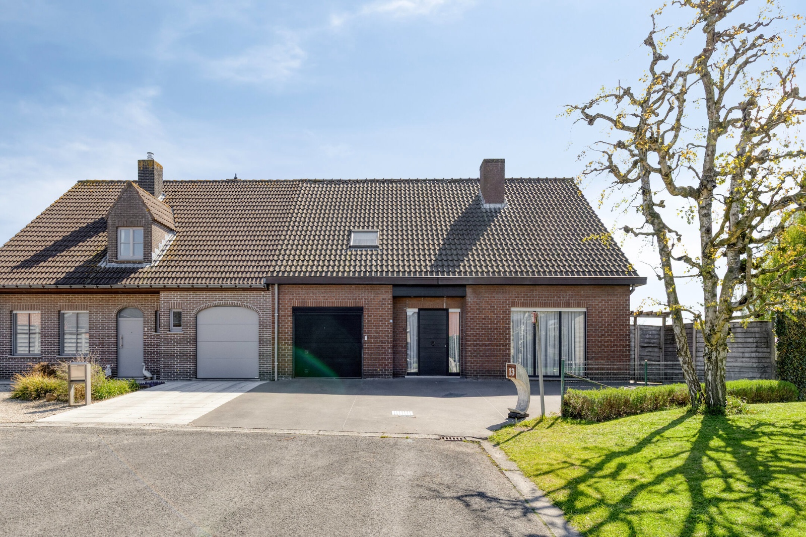 Zeer ruime halfopen woning met zonnige tuin in rustige woonwijk te Staden