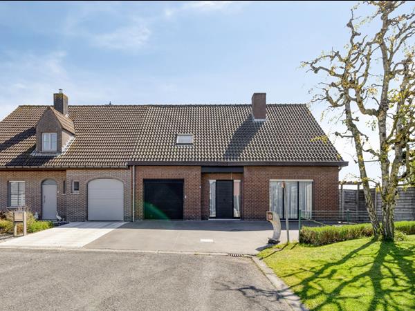 Zeer ruime halfopen woning met zonnige tuin in rustige woonwijk te Staden