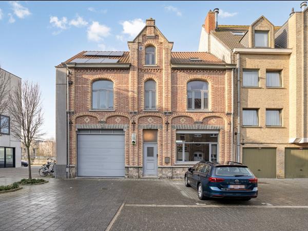 Karaktervolle halfopen herenwoning met 6 slaapkamers en tal van mogelijkheden in het hart van Ieper