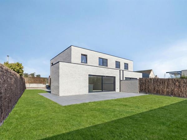Kleinschalig nieuwbouwproject bestaande uit 2 tijdloze en kwalitatieve halfopen woningen