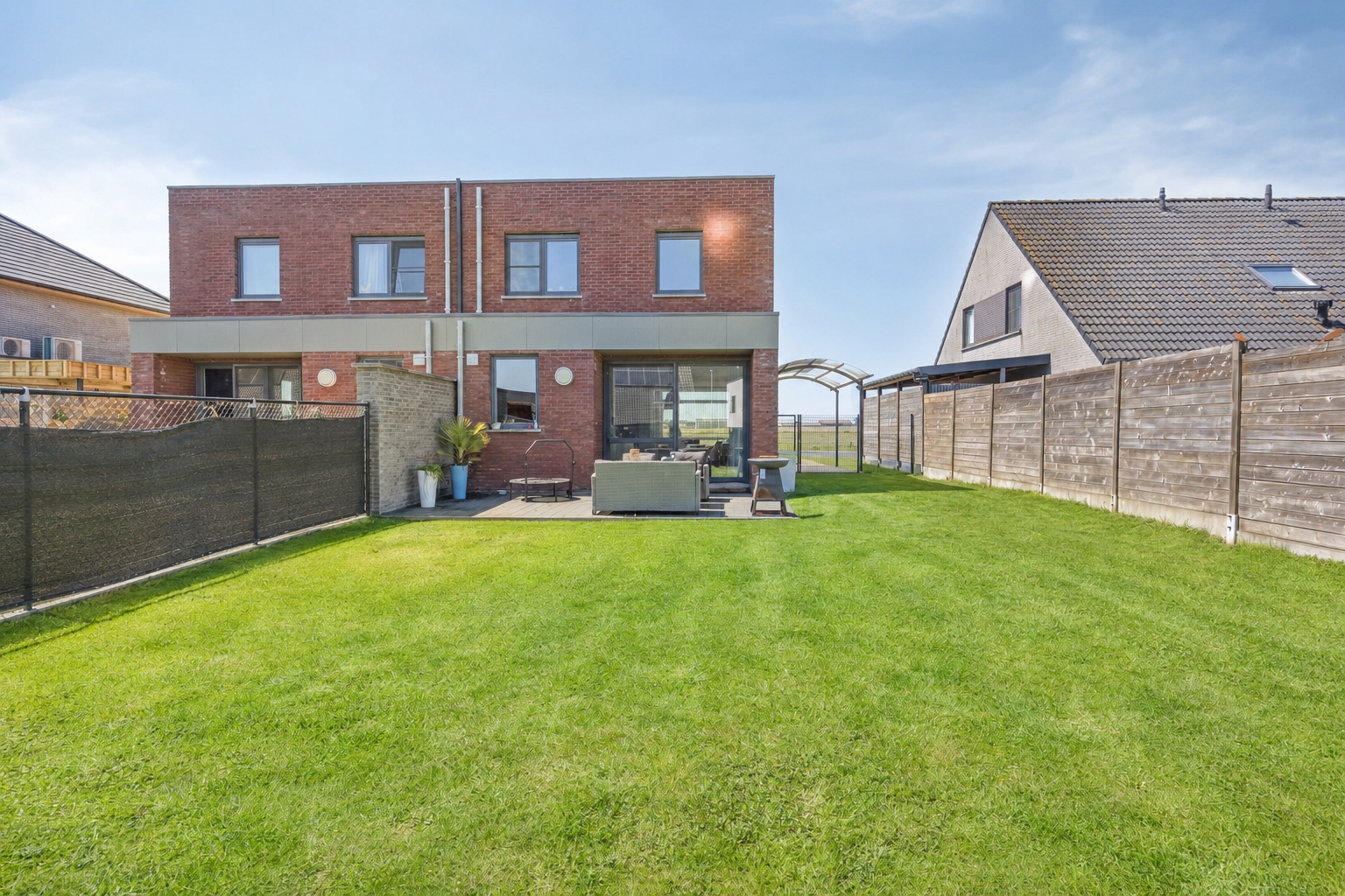 Instapklare en energiezuinige HOB met 3 slpk, zonnige tuin en carport