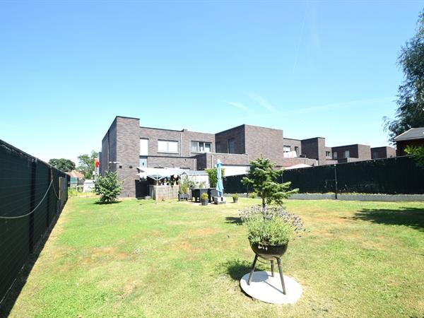Recente halfopen woning met 2 slaapkamers in doodlopende straat