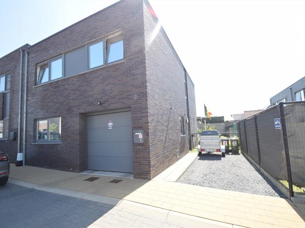 Recente halfopen woning met 2 slaapkamers in doodlopende straat