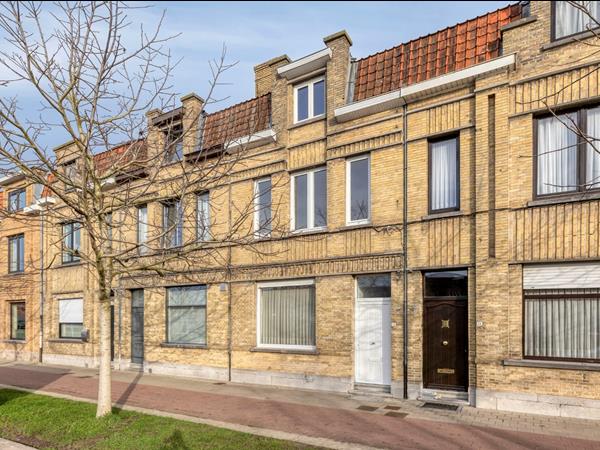 Gezellige instapklare woning met 3 (mogelijk 4) slaapkamers en ruime tuin in het centrum van Ieper