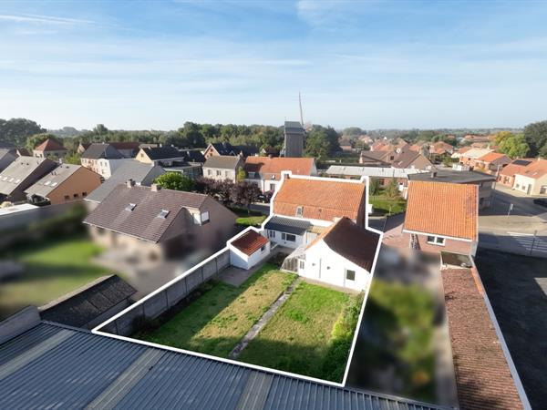Ruime woning met garage, 6 slpk en tuin te Werken