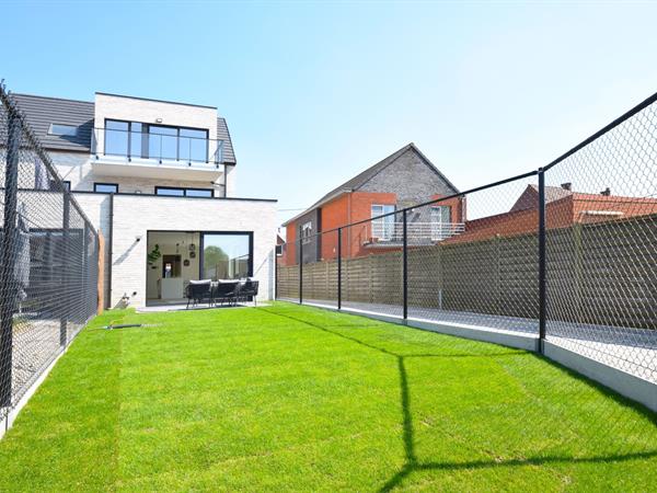 Ruim gelijkvloers appartement met 2 slaapkamers en zonnige tuin te huur