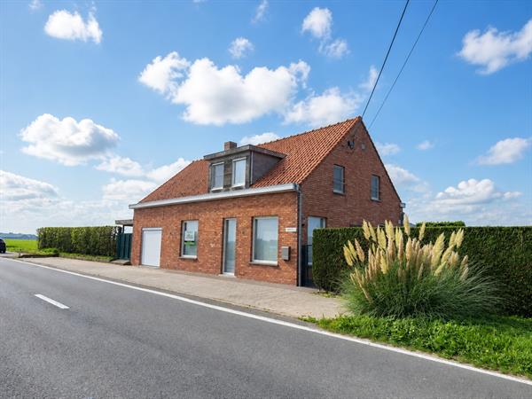 Vrijstaande woning met tuin, garage en 2 slpk