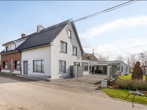 Landelijk gelegen halfopen woning te Oostnieuwkerke