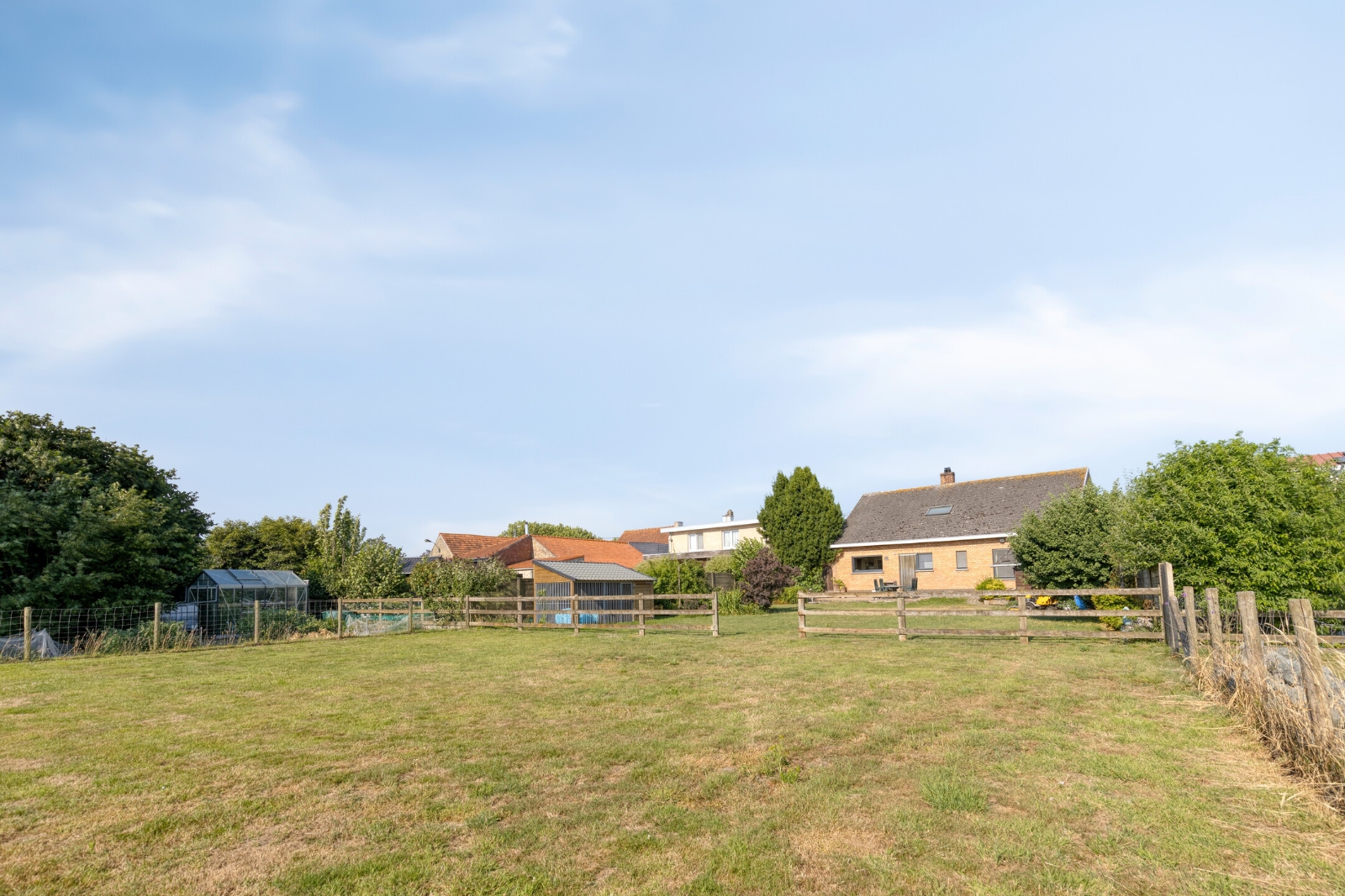 Vrijstaande woning op een uitstekende locatie, gelegen op een ruim perceel in het groen