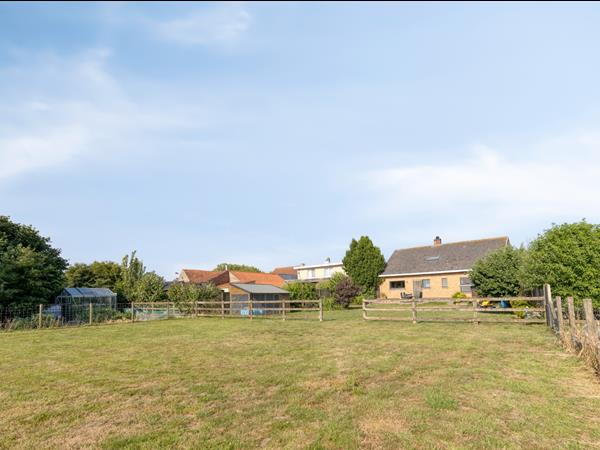 Vrijstaande woning op een uitstekende locatie, gelegen op een ruim perceel in het groen