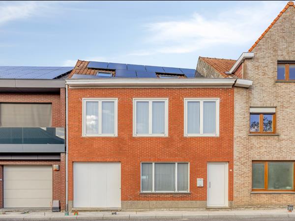 Rustig en landelijk gelegen verder af te werken rijwoning met 4 slaapkamers
