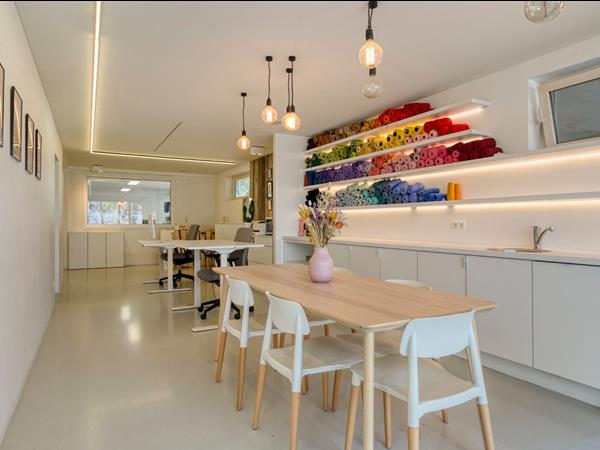 Veelzijdige kantoorruimte, handelsruimte, atelier of praktijkruimte van 131 m² te Woumen