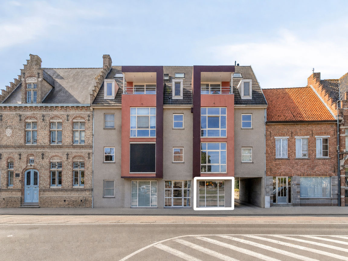 Veelzijdige kantoorruimte, handelsruimte, atelier of praktijkruimte van 131 m² te Woumen