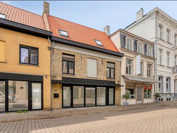 Volledig gerenoveerde, ruime stadswoning met kantoor-, praktijk- of handelsruimte in het hart van Veurne