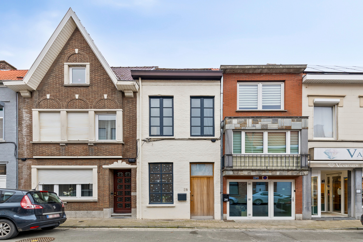 Instapklaar investeringspand met lopend huurcontract in hartje Roeselare