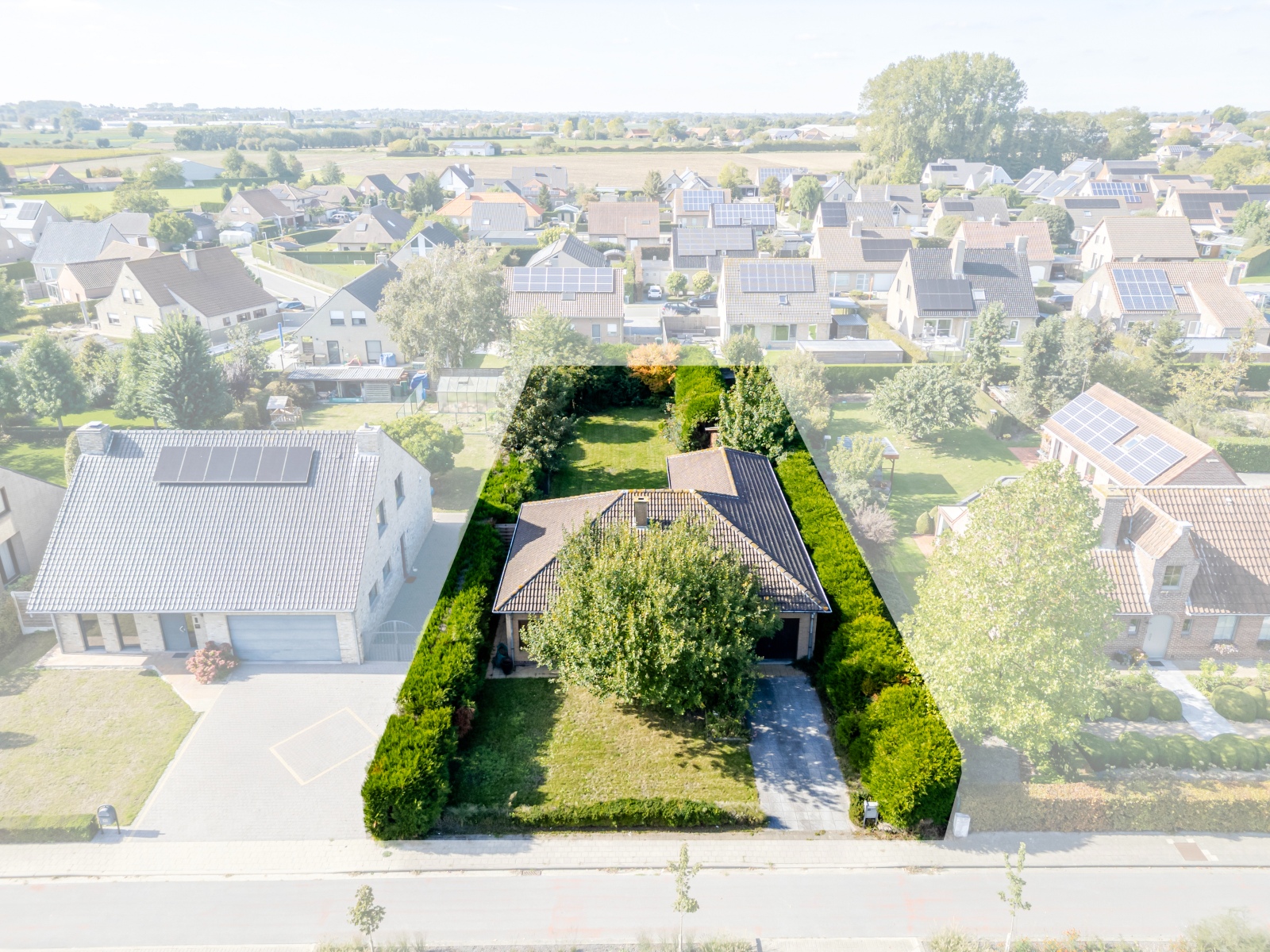 Ruime bungalow met tal van mogelijkheden op 910 m² in Hooglede – Rustig gelegen, verrassend ruim en boordevol potentieel!