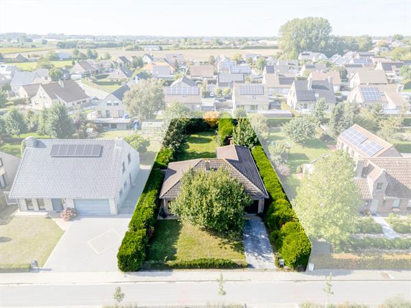 Ruime bungalow met tal van mogelijkheden op 910 m² in Hooglede – Rustig gelegen, verrassend ruim en boordevol potentieel!