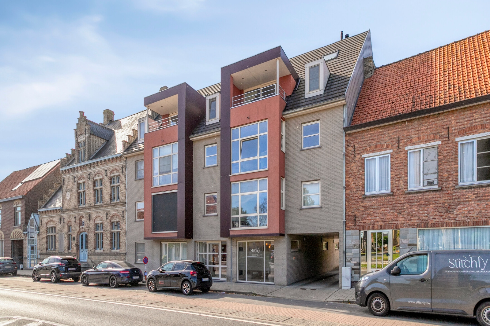 Veelzijdige kantoorruimte, handelsruimte, atelier of praktijkruimte van 131 m² te Woumen
