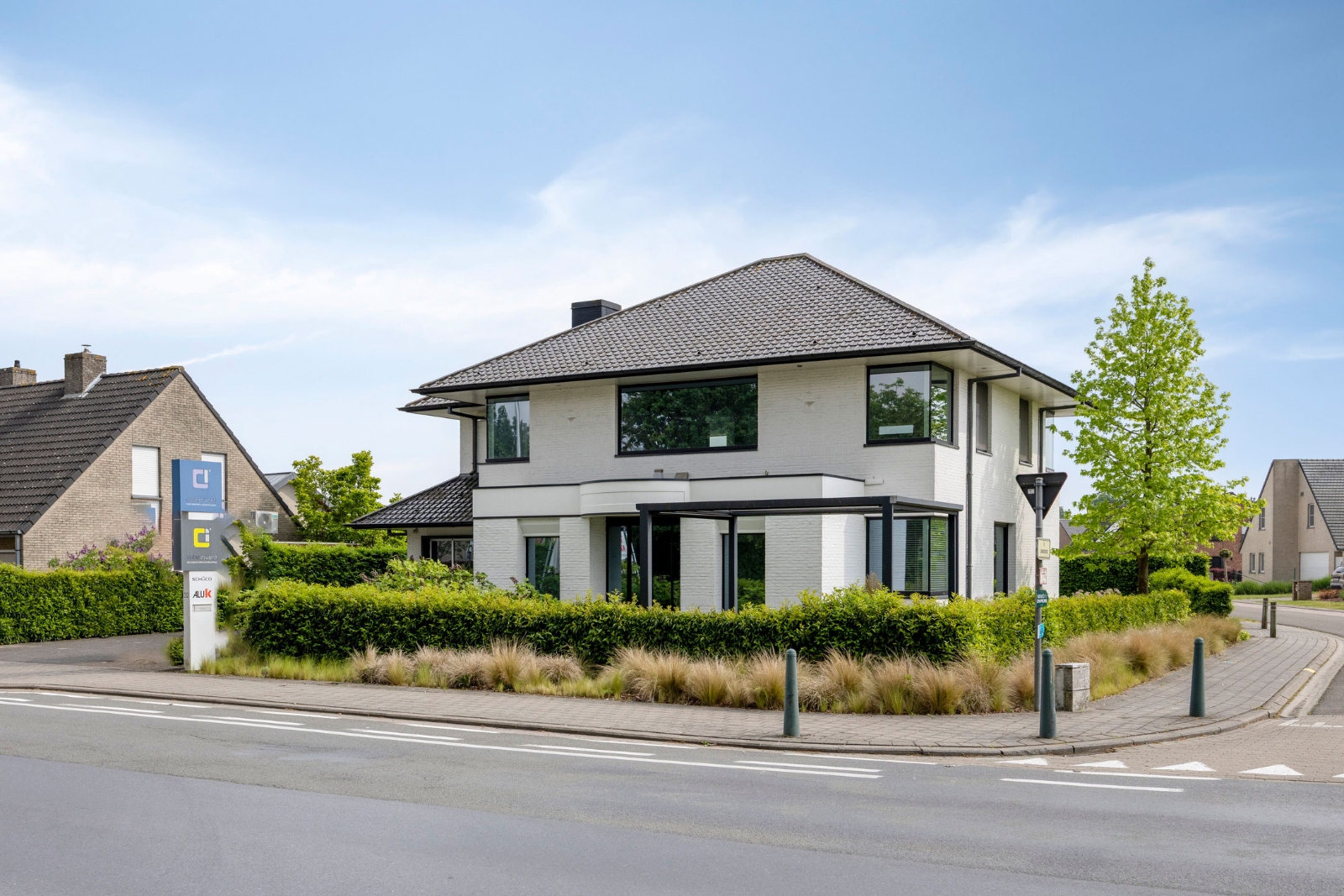 UNIEK AANBOD: Instapklaar handelspand/kantoorruimte op commerciële topligging te Gullegem. Verschillende aankoopopties mogelijk waaronder huurkoop!!! Nieuwe prijssetting!!!