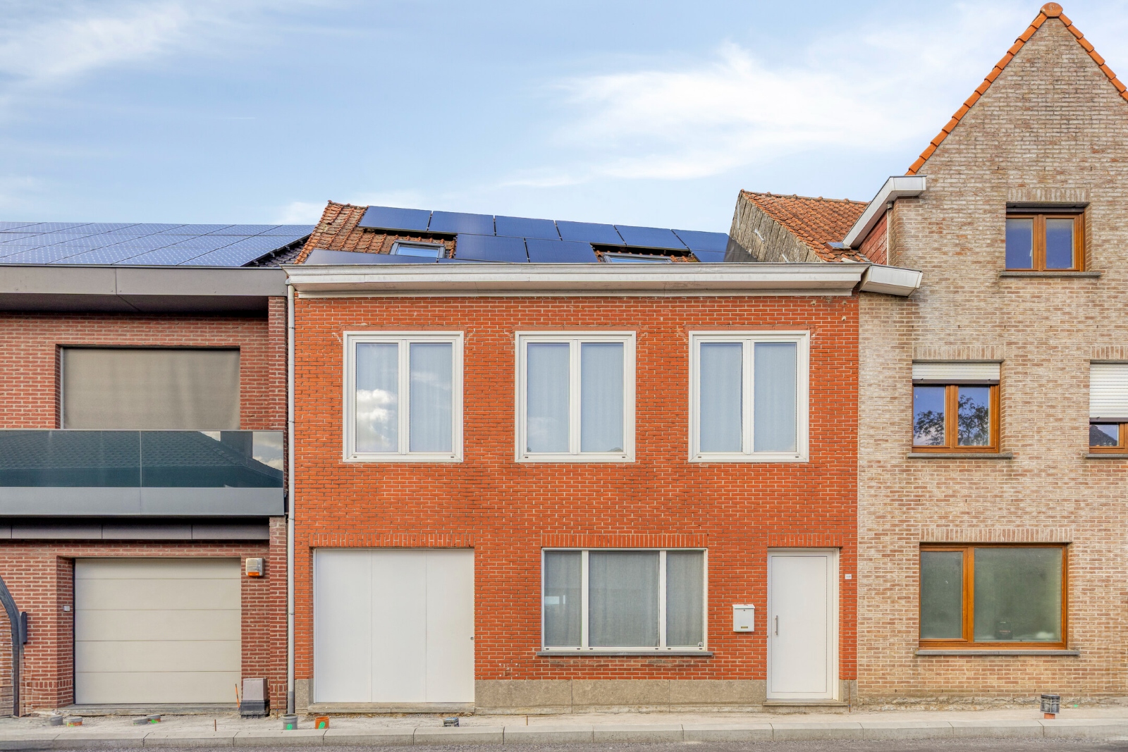 Rustig en landelijk gelegen verder af te werken rijwoning met 4 slaapkamers